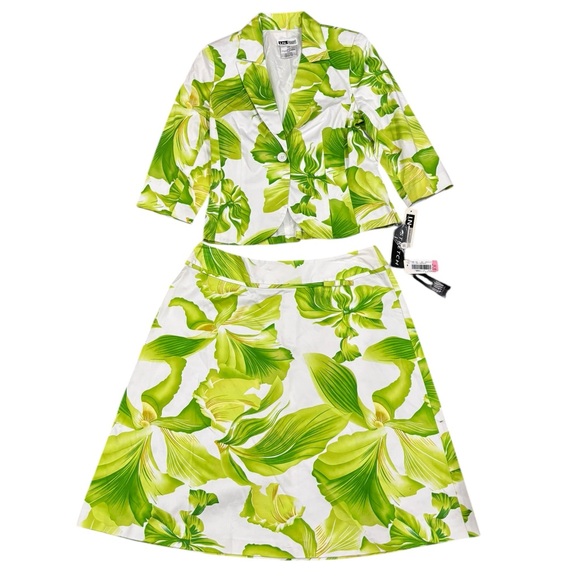 I.N. Studio Dresses & Skirts - I. N. Studio Petite Green /White Leaf Print Blazer& Skirt Set-size 10
